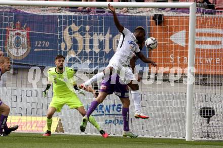Fussball Bundesliga. Play-off. SK Austria Klagenfurt gegen SK Sturm Graz.  Markus Pink, Phillip Menzel, (Klagenfurt), Niangbo Dogbole Franck Anderson   (Graz). Klagenfurt, am 8.5.2022.
Foto: Kuess
www.qspictures.net
---
pressefotos, pressefotografie, kuess, qs, qspictures, sport, bild, bilder, bilddatenbank