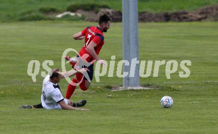 Fussball. 2. Klasse A. Baldramsdorf gegen Sachsenburg Kickers.    Marco Krassnitzer (Baldramsdorf),  Manuel Wolfgang Strauss  (Sachsenburg Kickers). Baldramsdorf, 30.4.2022.
Foto: Kuess 
---
pressefotos, pressefotografie, kuess, qs, qspictures, sport, bild, bilder, bilddatenbank