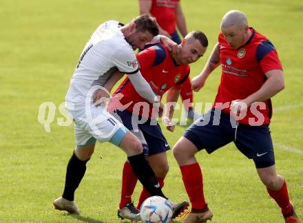 Fussball. 2. Klasse A. Baldramsdorf gegen Sachsenburg Kickers.    Johannes Georg Rogl, Thomas Erlacher (Baldramsdorf),   Rene Rud  (Sachsenburg Kickers). Baldramsdorf, 30.4.2022.
Foto: Kuess 
---
pressefotos, pressefotografie, kuess, qs, qspictures, sport, bild, bilder, bilddatenbank