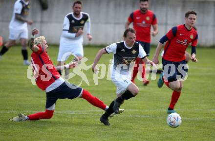 Fussball. 2. Klasse A. Baldramsdorf gegen Sachsenburg Kickers.    Patrick Kaiser (Baldramsdorf),  Joachim Klaus Steinacher  (Sachsenburg Kickers). Baldramsdorf, 30.4.2022.
Foto: Kuess 
---
pressefotos, pressefotografie, kuess, qs, qspictures, sport, bild, bilder, bilddatenbank