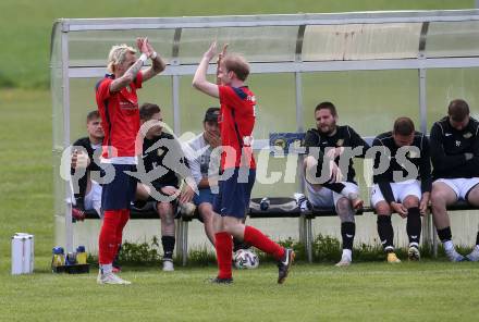Fussball. 2. Klasse A. Baldramsdorf gegen Sachsenburg Kickers.    Torjubel Patrick Kaiser, Joerg Obertaxer (Baldramsdorf). Baldramsdorf, 30.4.2022.
Foto: Kuess 
---
pressefotos, pressefotografie, kuess, qs, qspictures, sport, bild, bilder, bilddatenbank