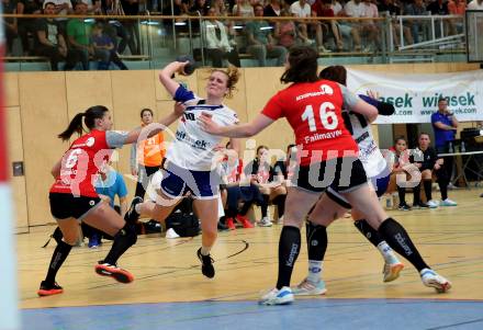 Handball Frauen. SC witasek Ferlach/Feldkirchen gegen WAT Atzgersdorf. Petra Fister, (Ferlach/Feldkirchen),   Anabel Cosic, Johanna Failmayer (Atzgersdorf). Ferlach, am 11.5.2022.
Foto: Kuess
---
pressefotos, pressefotografie, kuess, qs, qspictures, sport, bild, bilder, bilddatenbank