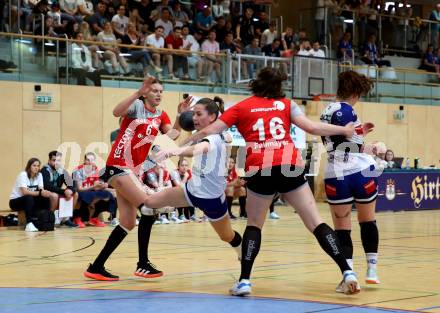Handball Frauen. SC witasek Ferlach/Feldkirchen gegen WAT Atzgersdorf. Luisa Marina Senitza,  (Ferlach/Feldkirchen),  Anabel Cosic, Johanna Failmayer (Atzgersdorf). Ferlach, am 11.5.2022.
Foto: Kuess
---
pressefotos, pressefotografie, kuess, qs, qspictures, sport, bild, bilder, bilddatenbank