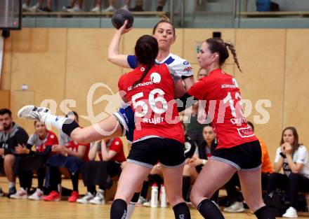 Handball Frauen. SC witasek Ferlach/Feldkirchen gegen WAT Atzgersdorf. Luisa Marina Senitza, (Ferlach/Feldkirchen),  Melanie Sujer, Kristina Dramac  (Atzgersdorf). Ferlach, am 11.5.2022.
Foto: Kuess
---
pressefotos, pressefotografie, kuess, qs, qspictures, sport, bild, bilder, bilddatenbank