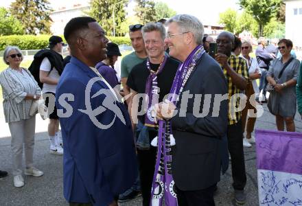 Fussball Bundesliga. Play-off. SK Austria Klagenfurt gegen FK Austria Wien.  Legendentreffen.    Kasim Ramadhani, Arno Arthofer, Landeshauptmannn Peter Kaiser. Klagenfurt, am 15.5.2022.
Foto: Kuess
www.qspictures.net
---
pressefotos, pressefotografie, kuess, qs, qspictures, sport, bild, bilder, bilddatenbank