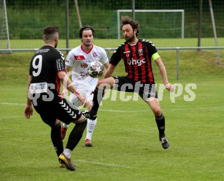 Fussball. Kaerntner Liga. Admira Villach gegen Maria Saal. Mario Dolinar,  Christoph Stattmann  (Admira Villach),  Marco Paul Pirker  (Maria Saal). Villach, 14.5.2022.
Foto: Kuess
---
pressefotos, pressefotografie, kuess, qs, qspictures, sport, bild, bilder, bilddatenbank