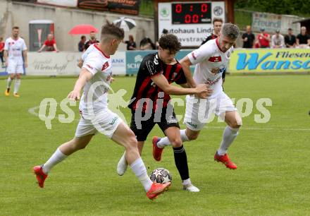Fussball. Kaerntner Liga. Admira Villach gegen Maria Saal.  Manuel Thomas Guggenberger (Admira Villach),  Tim Oman,  Ilias Chaschmagamadov (Maria Saal). Villach, 14.5.2022.
Foto: Kuess
---
pressefotos, pressefotografie, kuess, qs, qspictures, sport, bild, bilder, bilddatenbank