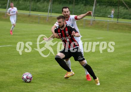 Fussball. Kaerntner Liga. Admira Villach gegen Maria Saal. Christoph Puschnig  (Admira Villach),    Marco Mueller (Maria Saal). Villach, 14.5.2022.
Foto: Kuess
---
pressefotos, pressefotografie, kuess, qs, qspictures, sport, bild, bilder, bilddatenbank