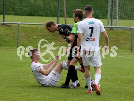 Fussball. Kaerntner Liga. Admira Villach gegen Maria Saal. Marco Kudler
(Admira Villach),    Jon Benkovic, Tim Oman (Maria Saal). Villach, 14.5.2022.
Foto: Kuess
---
pressefotos, pressefotografie, kuess, qs, qspictures, sport, bild, bilder, bilddatenbank