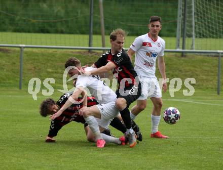 Fussball. Kaerntner Liga. Admira Villach gegen Maria Saal. Christoph Stattmann, Marco Kudler (Admira Villach),    Jon Benkovic, Tim Oman (Maria Saal). Villach, 14.5.2022.
Foto: Kuess
---
pressefotos, pressefotografie, kuess, qs, qspictures, sport, bild, bilder, bilddatenbank