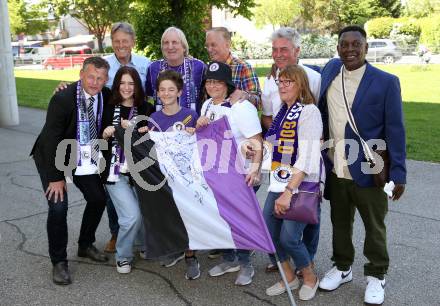 Fussball Bundesliga. Play-off. SK Austria Klagenfurt gegen FK Austria Wien.  Legendentreffen.    Buergermeister Christian Scheider, Walter Koch, Helmut Koenig, Walter Ludescher, Hannes Haubitz, Kasim Ramadhani. Klagenfurt, am 15.5.2022.
Foto: Kuess
www.qspictures.net
---
pressefotos, pressefotografie, kuess, qs, qspictures, sport, bild, bilder, bilddatenbank
