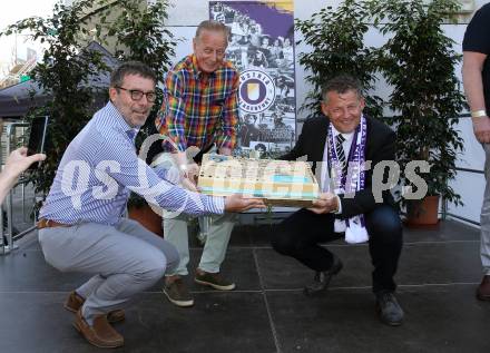 Fussball Bundesliga. Play-off. SK Austria Klagenfurt gegen FK Austria Wien.  Legendentreffen.    Walter Ludescher, Buergermeister Christian Scheider. Klagenfurt, am 15.5.2022.
Foto: Kuess
www.qspictures.net
---
pressefotos, pressefotografie, kuess, qs, qspictures, sport, bild, bilder, bilddatenbank