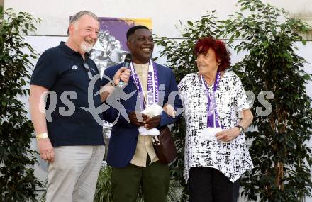 Fussball Bundesliga. Play-off. SK Austria Klagenfurt gegen FK Austria Wien.  Legendentreffen.    Willi Haslitzer, Kasim Ramadhani, Anna Krainz. Klagenfurt, am 15.5.2022.
Foto: Kuess
www.qspictures.net
---
pressefotos, pressefotografie, kuess, qs, qspictures, sport, bild, bilder, bilddatenbank