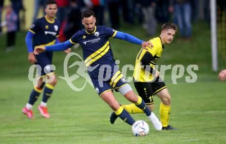 Fussball. 1. Klasse D. Bad St. Leonhard gegen DSG Ferlach.  Andreas Steinkellner (Bad St. Leonhard),  Admir Hadzisulejmanovic  (Ferlach). Bad St. Leonhard, 28.5.2022.
Foto: Kuess
---
pressefotos, pressefotografie, kuess, qs, qspictures, sport, bild, bilder, bilddatenbank