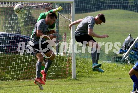 Fussball 1. Klasse C. Oberes Metnitztal gegen Treibach 1b.  Florian Hobisch, Simon Schrittesser (Metnitztal),   Raphael Liebminger (Treibach).  Grades, am 4.6.2022.
Foto: Kuess
---
pressefotos, pressefotografie, kuess, qs, qspictures, sport, bild, bilder, bilddatenbank