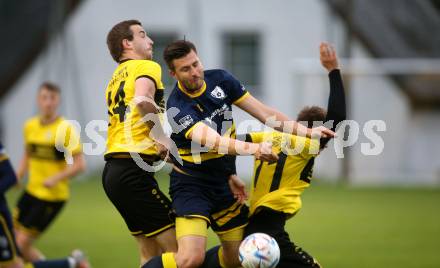 Fussball. 1. Klasse D. Bad St. Leonhard gegen DSG Ferlach. Martin Pirker, Andreas Steinkellner  (Bad St. Leonhard),  Rok Elsner  (Ferlach). Bad St. Leonhard, 28.5.2022.
Foto: Kuess
---
pressefotos, pressefotografie, kuess, qs, qspictures, sport, bild, bilder, bilddatenbank
