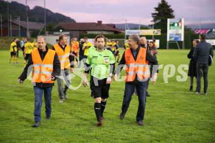 Fussball. 1. Klasse D. Bad St. Leonhard gegen DSG Ferlach. Schiedsrichter Almir Puskar. Bad St. Leonhard, 28.5.2022.
Foto: Kuess
---
pressefotos, pressefotografie, kuess, qs, qspictures, sport, bild, bilder, bilddatenbank