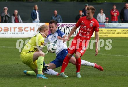 Fussball Regionalliga. Treibach gegen Kalsdorf.  Kevin Vaschauner (Treibach),   Fabian Maurice Neuhold, Lukas Waltl (Kalsdorf). Treibach, am 10.6.2022.
Foto: Kuess
---
pressefotos, pressefotografie, kuess, qs, qspictures, sport, bild, bilder, bilddatenbank