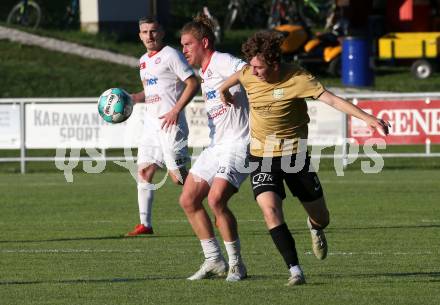 Fussball Kaerntner Liga. Koettmannsdorf gegen Maria Saal.   Lukas Wolf (Koettmannsdorf),  Daniel Wernig (Maria Saal). Koettmannsdorf, am 11.6.2022.
Foto: Kuess
---
pressefotos, pressefotografie, kuess, qs, qspictures, sport, bild, bilder, bilddatenbank