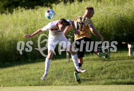 Fussball Kaerntner Liga. Koettmannsdorf gegen Maria Saal.   Aner Mandzic (Koettmannsdorf),  Marco Paul Pirker (Maria Saal). Koettmannsdorf, am 11.6.2022.
Foto: Kuess
---
pressefotos, pressefotografie, kuess, qs, qspictures, sport, bild, bilder, bilddatenbank