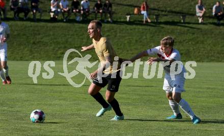 Fussball Kaerntner Liga. Koettmannsdorf gegen Maria Saal.   Aner Mandzic (Koettmannsdorf), Alexander Kerhe  (Maria Saal). Koettmannsdorf, am 11.6.2022.
Foto: Kuess
---
pressefotos, pressefotografie, kuess, qs, qspictures, sport, bild, bilder, bilddatenbank