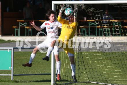Fussball Kaerntner Liga. Koettmannsdorf gegen Maria Saal.   Alexander Schenk (Koettmannsdorf),  Marco Paul Pirker (Maria Saal). Koettmannsdorf, am 11.6.2022.
Foto: Kuess
---
pressefotos, pressefotografie, kuess, qs, qspictures, sport, bild, bilder, bilddatenbank