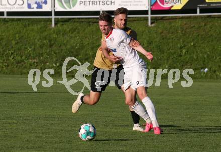 Fussball Kaerntner Liga. Koettmannsdorf gegen Maria Saal.   Denis Tomic (Koettmannsdorf),  Jon Benkovic (Maria Saal). Koettmannsdorf, am 11.6.2022.
Foto: Kuess
---
pressefotos, pressefotografie, kuess, qs, qspictures, sport, bild, bilder, bilddatenbank