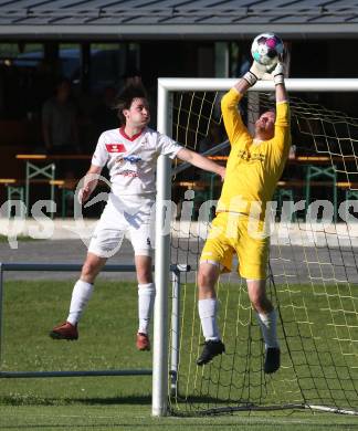 Fussball Kaerntner Liga. Koettmannsdorf gegen Maria Saal.   Alexander Schenk (Koettmannsdorf), Marco Paul Pirker  (Maria Saal). Koettmannsdorf, am 11.6.2022.
Foto: Kuess
---
pressefotos, pressefotografie, kuess, qs, qspictures, sport, bild, bilder, bilddatenbank