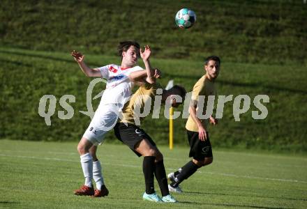 Fussball Kaerntner Liga. Koettmannsdorf gegen Maria Saal.   Aner Mandzic (Koettmannsdorf),  Marco Paul Pirker (Maria Saal). Koettmannsdorf, am 11.6.2022.
Foto: Kuess
---
pressefotos, pressefotografie, kuess, qs, qspictures, sport, bild, bilder, bilddatenbank