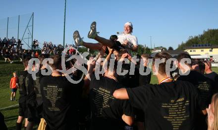 Fussball. KFV-Cup. Koettmannsdorf gegen Gmuend.  Jubel   Trainer Rudolf Perz  (Koettmannsdorf). Koettmannsdorf, 19.6.2022.
Foto: Kuess

---
pressefotos, pressefotografie, kuess, qs, qspictures, sport, bild, bilder, bilddatenbank