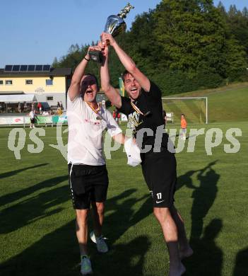 Fussball. KFV-Cup. Koettmannsdorf gegen Gmuend.  Jubel  Stephan Borovnik, Trainer Rudolf Perz   (Koettmannsdorf). Koettmannsdorf, 19.6.2022.
Foto: Kuess

---
pressefotos, pressefotografie, kuess, qs, qspictures, sport, bild, bilder, bilddatenbank