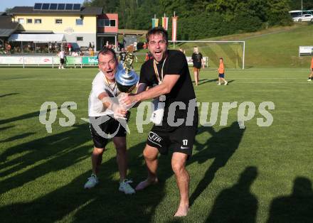 Fussball. KFV-Cup. Koettmannsdorf gegen Gmuend.  Jubel  Stephan Borovnik, Trainer Rudolf Perz   (Koettmannsdorf). Koettmannsdorf, 19.6.2022.
Foto: Kuess

---
pressefotos, pressefotografie, kuess, qs, qspictures, sport, bild, bilder, bilddatenbank