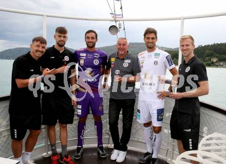 Fussball Bundesliga. Saison Kick-off 2022/23. SK Austria Klagenfurt. Christopher Wernitznig, Phillip Menzel, Markus Pink, Trainer Peter Pacult, Thorsten Mahrer, Christopher Cvetko. Klagenfurt, am 5.7.2022.
Foto: Kuess
---
pressefotos, pressefotografie, kuess, qs, qspictures, sport, bild, bilder, bilddatenbank
