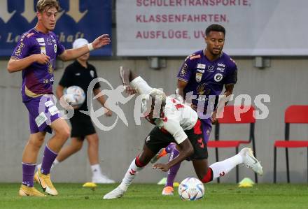 Fussball Testspiel. SK Austria Klagenfurt gegen FC Southampton.   Michael Blauensteiner,  (Klagenfurt),  Moussa Djenepo (FC Southampton). Klagenfurt, am 18.7.2022. 
Foto: Kuess

---
pressefotos, pressefotografie, kuess, qs, qspictures, sport, bild, bilder, bilddatenbank