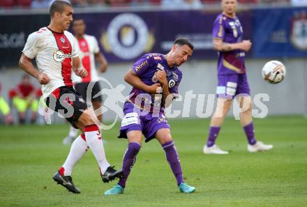 Fussball Testspiel. SK Austria Klagenfurt gegen FC Southampton.   Sinan Karweina (Klagenfurt),   Oriol Romeu (FC Bayern Muenchen). Klagenfurt, am 18.7.2022. 
Foto: Kuess

---
pressefotos, pressefotografie, kuess, qs, qspictures, sport, bild, bilder, bilddatenbank