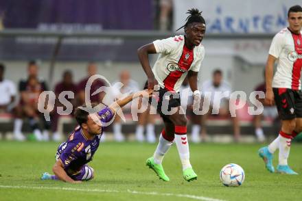 Fussball Testspiel. SK Austria Klagenfurt gegen FC Southampton.   Simon Straudi, (Klagenfurt), Tyler Dibling  (FC Southampton). Klagenfurt, am 18.7.2022. 
Foto: Kuess

---
pressefotos, pressefotografie, kuess, qs, qspictures, sport, bild, bilder, bilddatenbank