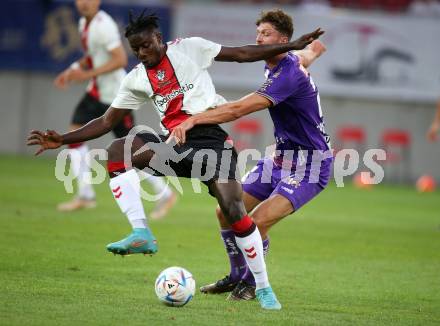 Fussball Testspiel. SK Austria Klagenfurt gegen FC Southampton.   Patrick Hasenhuettl (Klagenfurt),  Karim Salisu  (FC Southampton). Klagenfurt, am 18.7.2022. 
Foto: Kuess

---
pressefotos, pressefotografie, kuess, qs, qspictures, sport, bild, bilder, bilddatenbank