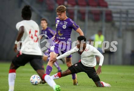 Fussball Testspiel. SK Austria Klagenfurt gegen FC Southampton.   Moritz Berg (Klagenfurt),  Kyle Walker-Peters (FC Southampton). Klagenfurt, am 18.7.2022. 
Foto: Kuess

---
pressefotos, pressefotografie, kuess, qs, qspictures, sport, bild, bilder, bilddatenbank