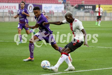 Fussball Testspiel. SK Austria Klagenfurt gegen FC Southampton.   Michael Blauensteiner,  (Klagenfurt),  Moussa Djenepo (FC Southampton). Klagenfurt, am 18.7.2022. 
Foto: Kuess

---
pressefotos, pressefotografie, kuess, qs, qspictures, sport, bild, bilder, bilddatenbank