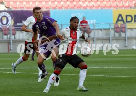 Fussball Testspiel. SK Austria Klagenfurt gegen FC Southampton.   Andy Irving  (Klagenfurt),  Diamond Edwards (FC Southampton). Klagenfurt, am 18.7.2022. 
Foto: Kuess

---
pressefotos, pressefotografie, kuess, qs, qspictures, sport, bild, bilder, bilddatenbank