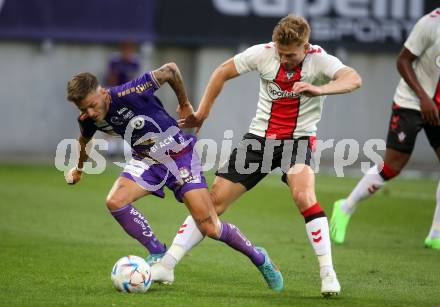 Fussball Testspiel. SK Austria Klagenfurt gegen FC Southampton.   Florian Rieder,  (Klagenfurt),  Stuart Armstrong  (FC Southampton). Klagenfurt, am 18.7.2022. 
Foto: Kuess

---
pressefotos, pressefotografie, kuess, qs, qspictures, sport, bild, bilder, bilddatenbank