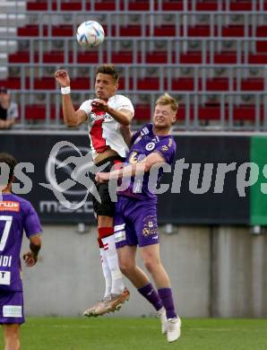 Fussball Testspiel. SK Austria Klagenfurt gegen FC Southampton.   Jonas Arweiler  (Klagenfurt),  Jan Bednarek (FC Southampton). Klagenfurt, am 18.7.2022. 
Foto: Kuess

---
pressefotos, pressefotografie, kuess, qs, qspictures, sport, bild, bilder, bilddatenbank