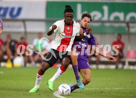 Fussball Testspiel. SK Austria Klagenfurt gegen FC Southampton.   Simon Straudi, (Klagenfurt), Romeo Lavia  (FC Southampton). Klagenfurt, am 18.7.2022. 
Foto: Kuess

---
pressefotos, pressefotografie, kuess, qs, qspictures, sport, bild, bilder, bilddatenbank