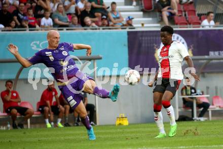 Fussball Testspiel. SK Austria Klagenfurt gegen FC Southampton.   Nicolas Wimmer (Klagenfurt),  Nathan Tella  (FC Southampton). Klagenfurt, am 18.7.2022. 
Foto: Kuess

---
pressefotos, pressefotografie, kuess, qs, qspictures, sport, bild, bilder, bilddatenbank