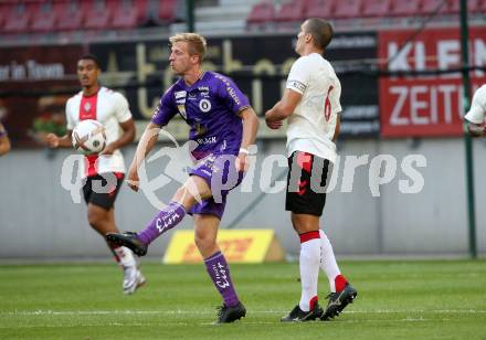 Fussball Testspiel. SK Austria Klagenfurt gegen FC Southampton.   Christopher CVetko,  (Klagenfurt),  Oriol Romeu (FC Southampton). Klagenfurt, am 18.7.2022. 
Foto: Kuess

---
pressefotos, pressefotografie, kuess, qs, qspictures, sport, bild, bilder, bilddatenbank