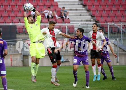 Fussball Testspiel. SK Austria Klagenfurt gegen FC Southampton.   Phillip Menzel,  (Klagenfurt), Jan Bednarek  (FC Southampton). Klagenfurt, am 18.7.2022. 
Foto: Kuess

---
pressefotos, pressefotografie, kuess, qs, qspictures, sport, bild, bilder, bilddatenbank