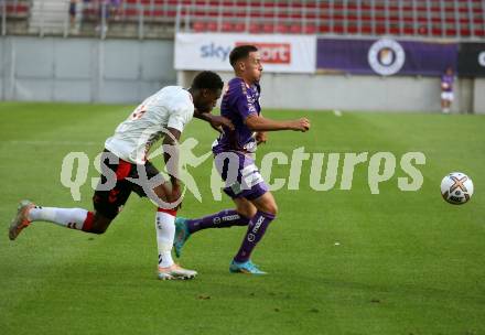 Fussball Testspiel. SK Austria Klagenfurt gegen FC Southampton.   Sinan Karweina (Klagenfurt), Thierry Small (FC Southampton). Klagenfurt, am 18.7.2022. 
Foto: Kuess

---
pressefotos, pressefotografie, kuess, qs, qspictures, sport, bild, bilder, bilddatenbank