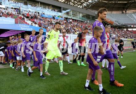 Fussball Testspiel. SK Austria Klagenfurt gegen FC Southampton.   Thorsten Mahrer, Philllip Menzel (Klagenfurt). Klagenfurt, am 18.7.2022. 
Foto: Kuess

---
pressefotos, pressefotografie, kuess, qs, qspictures, sport, bild, bilder, bilddatenbank