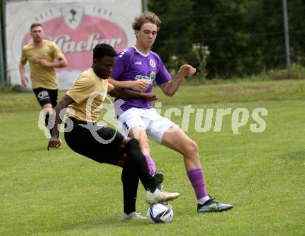 Fussball. Kaerntner Liga. Austria Klagenfurt Amat. gegen Koettmannsdorf.   Josip Pejic (Austria Klagenfurt Amat),  Confidence Eboigbe Osawe
  (Koettmannsdorf). Brueckl, 23.7.2022.
Foto: Kuess
---
pressefotos, pressefotografie, kuess, qs, qspictures, sport, bild, bilder, bilddatenbank