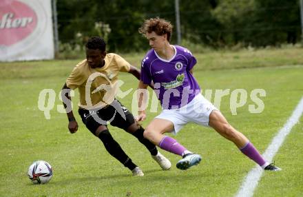 Fussball. Kaerntner Liga. Austria Klagenfurt Amat. gegen Koettmannsdorf.   Josip Pejic (Austria Klagenfurt Amat),  Confidence Eboigbe Osawe
  (Koettmannsdorf). Brueckl, 23.7.2022.
Foto: Kuess
---
pressefotos, pressefotografie, kuess, qs, qspictures, sport, bild, bilder, bilddatenbank